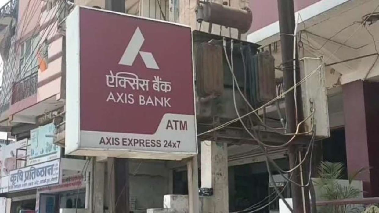79,42,274 lakhs of Municipal Corporation was deposited by Axis Bank scam