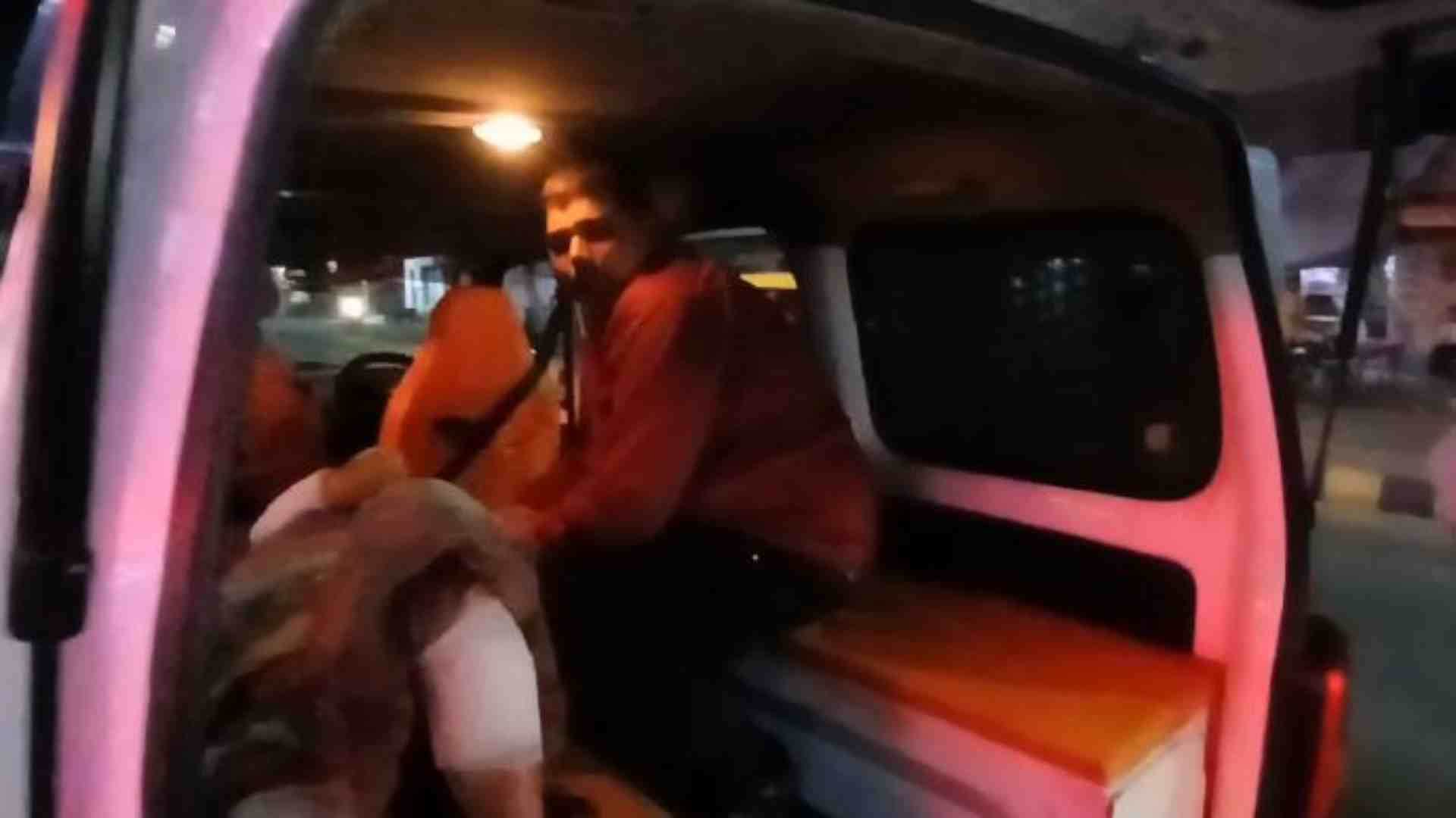 घायल मां को अस्पताल ले जाता छोटा बेटा।