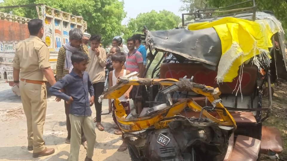 high speed bus hit auto in Bahraich approx half dozen people died while eight people seriously injured