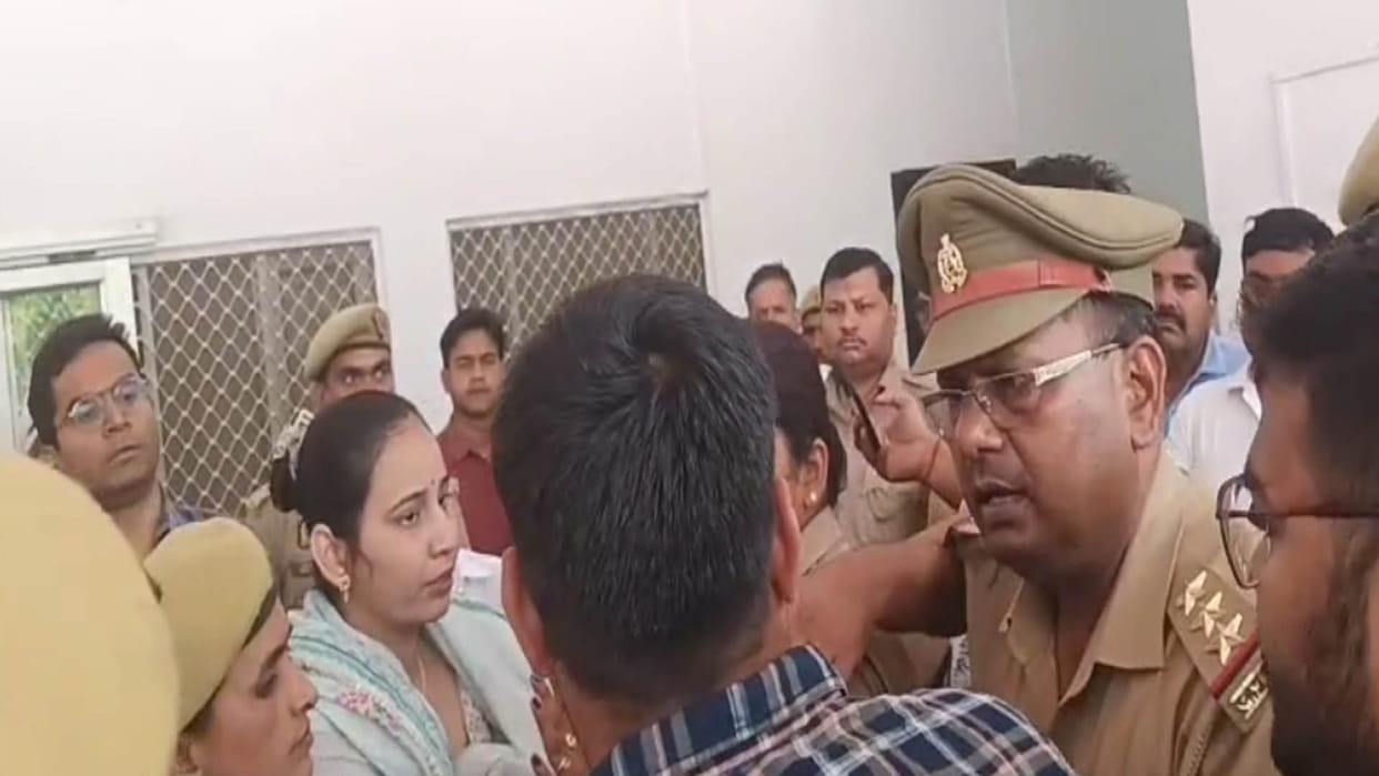 Policemen saved woman who came to the collectorate to commit suicide in protest against the liquor shop