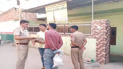 क्लीनिक के बाहर मौजूद पुलिस।