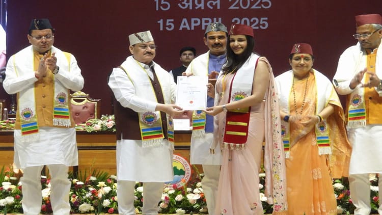 एम्स का दीक्षांत समारोह: जेपी नड्डा ने छात्र-छात्राओं को मेडल से नवाजा, कहा-समाज व देश की सेवा में लगाएं अनुभव