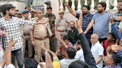 खाचरियावास के घर के बाहर जमा हुए कार्यकर्ता।