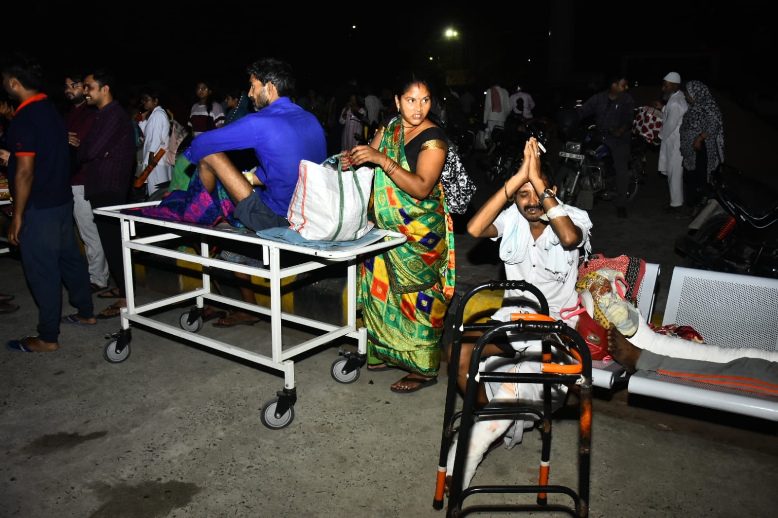 firefighters risked lives to save 250 patients After massive fire broke out in Lokbandhu Hospital all update