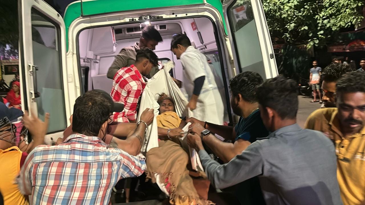 firefighters risked lives to save 250 patients After massive fire broke out in Lokbandhu Hospital all update