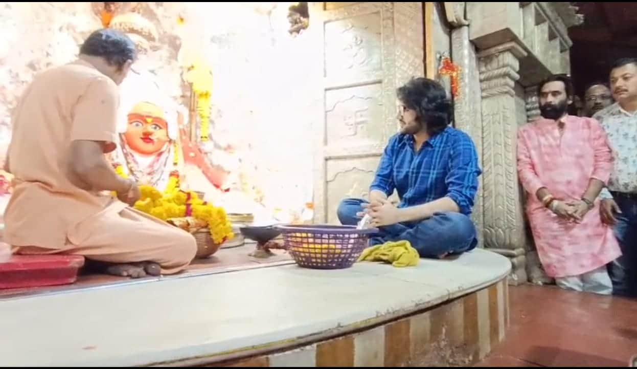 मंदिर पहुंचे विधायक पुत्र रुद्राक्ष शुक्ला।