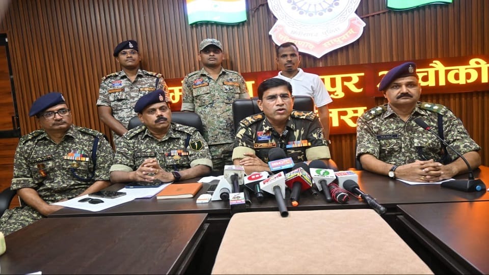 Naxalite with a reward of Rs 5 lakh surrendered Rupesh Mandavi was active since 2012 in Rajnandgaon