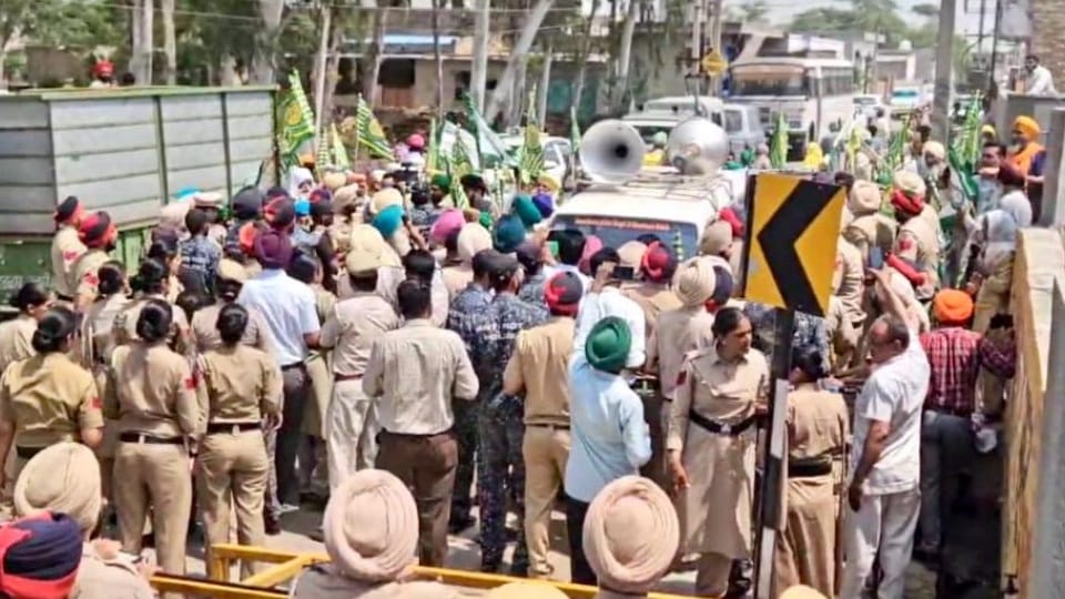 Police chased away farmers who were going to ask questions to CM in Sunam