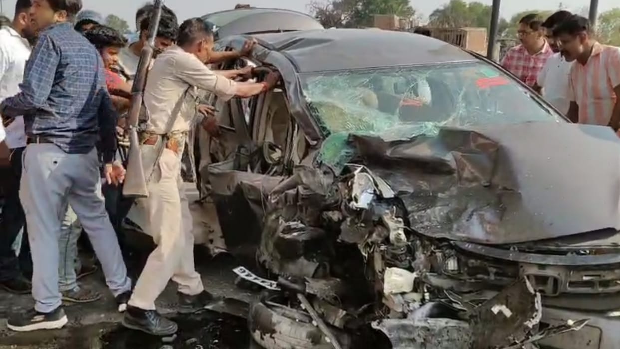 Raebareli: One dead, 10 injured in head-on collision between two cars