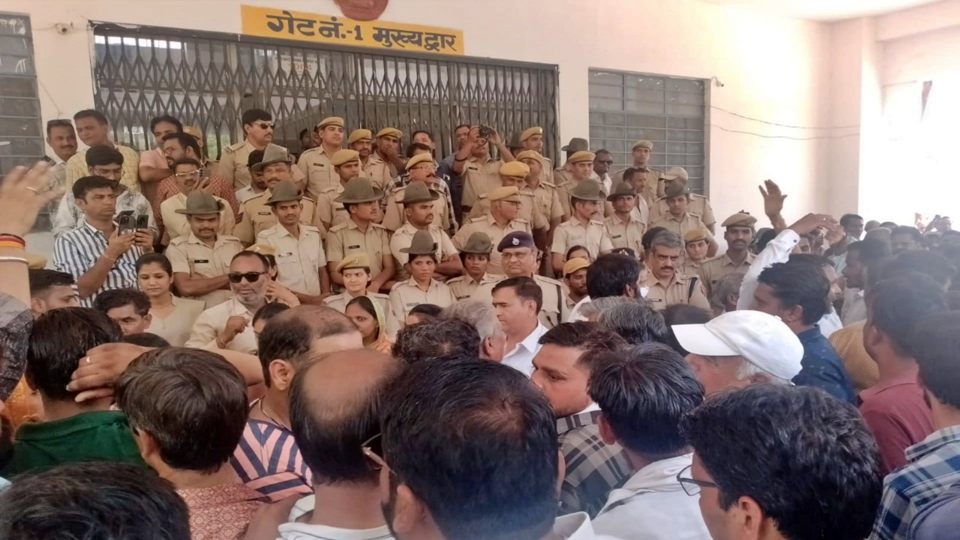 विरोध प्रदर्शन करते ग्रामीण