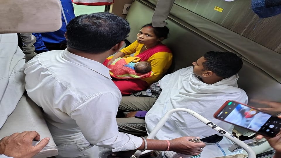 रेलवे की तत्परता से नवजात की बची जान