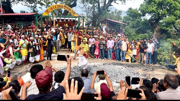धधकते अंगारों पर नाच उठे 'देवता': पश्वा पर अवतरित हुए केदारघाटी के रक्षक, जयकारों से गूंजा क्षेत्र, तस्वीरें