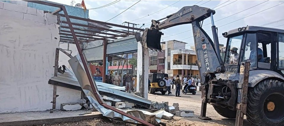 Bhopal: Municipal Corporation staff removed encroachment from many areas, demolished four shops built on gover