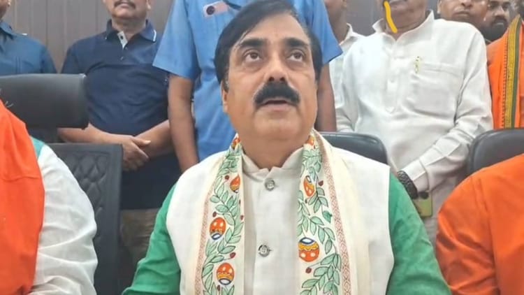 Bihar: जीवेश मिश्रा बोले- राहुल गांधी ने तेजस्वी यादव को दिया 440 वोल्ट का झटका, CM दावेदारी पर साधी चुप्पी