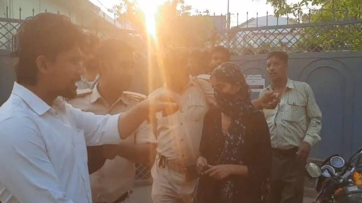 Muzaffarpur Bihar news young man came court for marriage wearing burqa to girl people angry