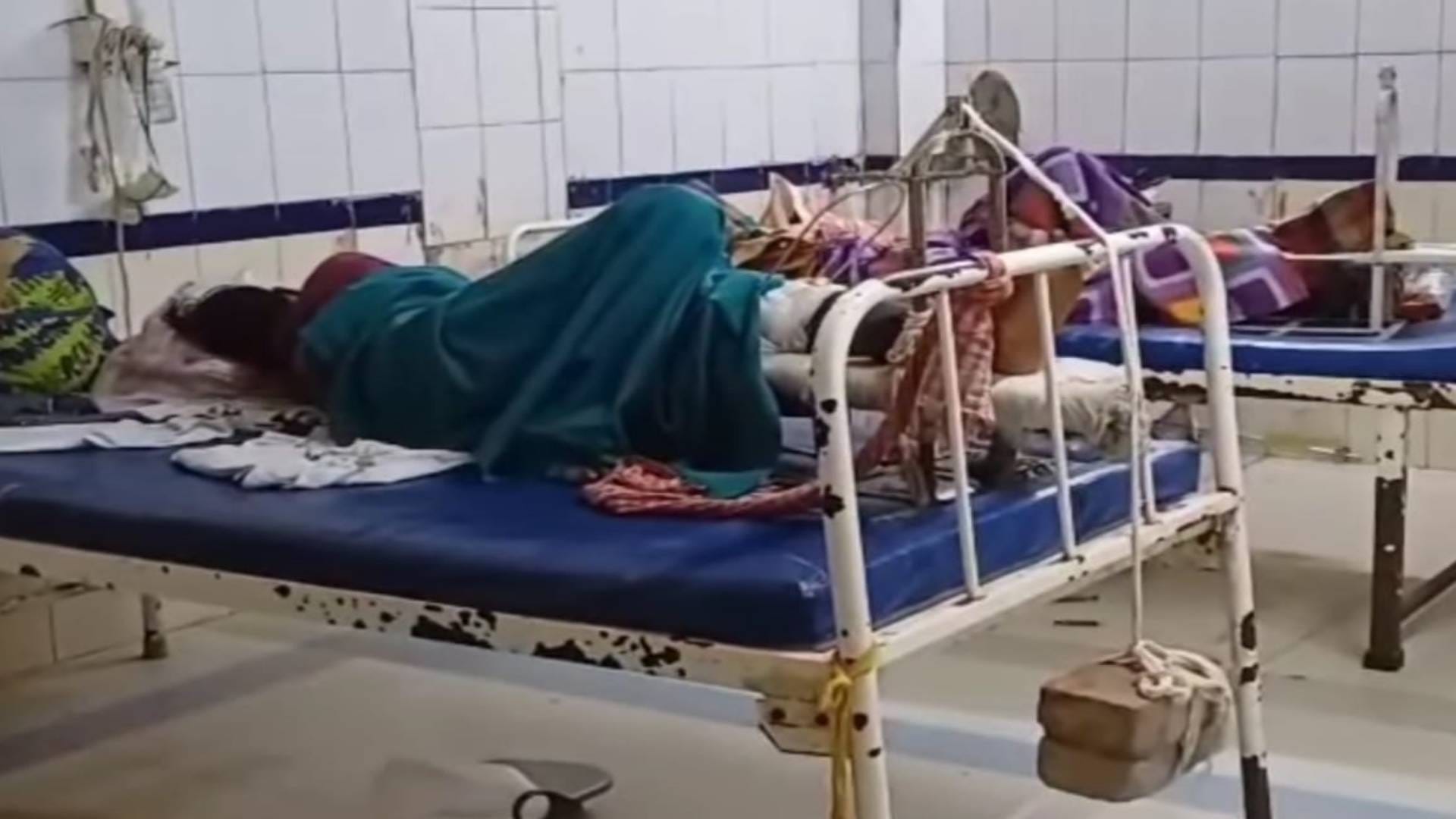 मरीज के पैर में लटकाया ईंट