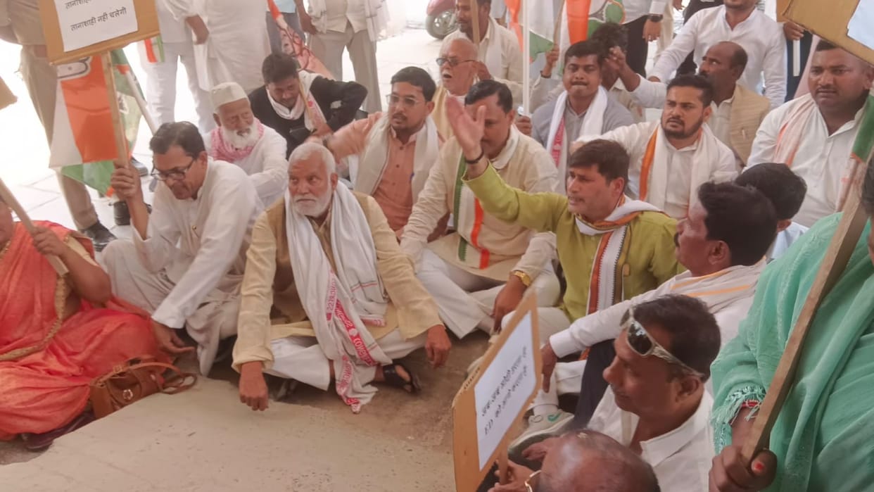 Congress workers staged a sit-in protest opposing the charge sheet filed in the National Herald case