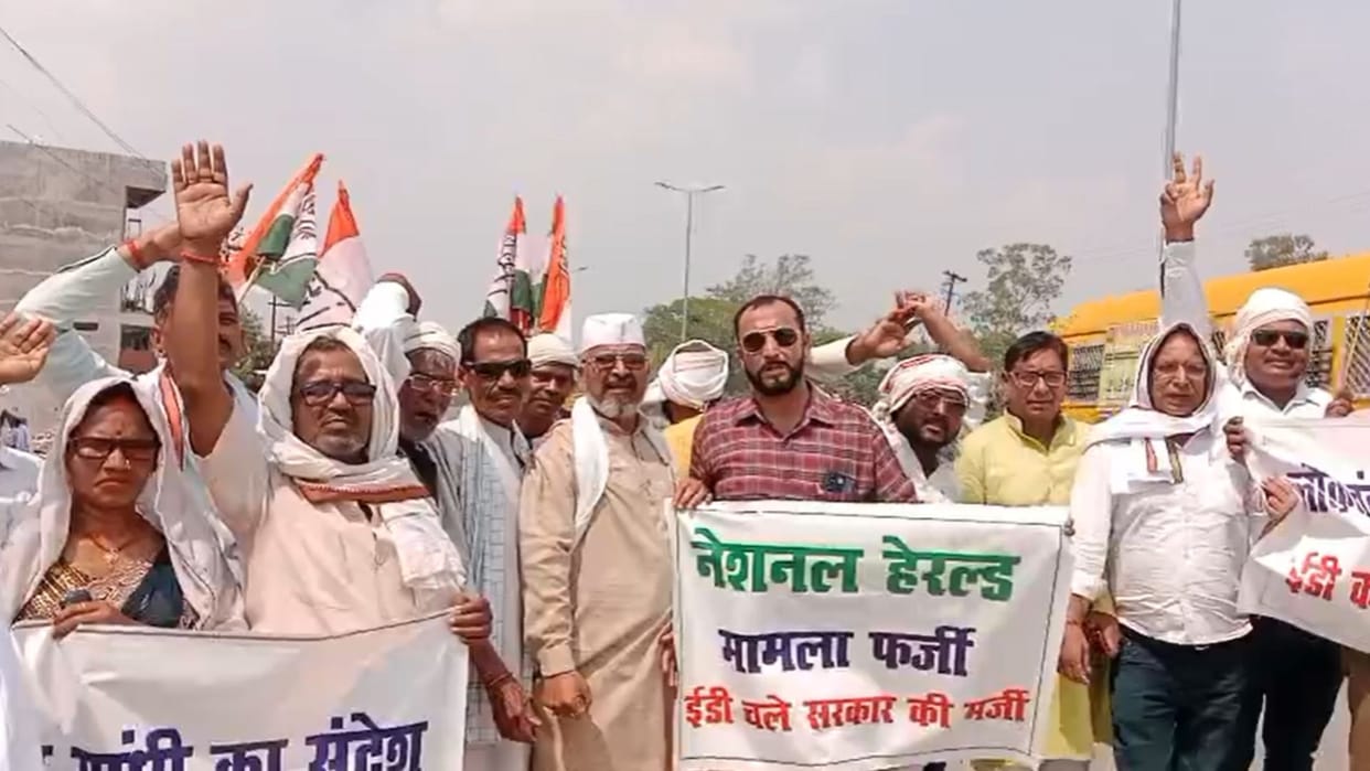 Congressmen took out a procession reached the Collectorate after a scuffle with the police