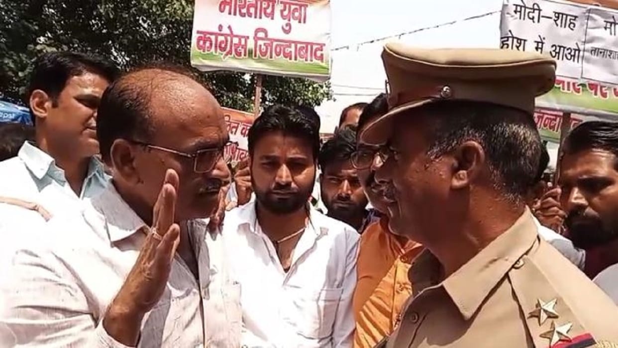 Congress workers protest tried to burn the effigy of the PM in Shahjahanpur