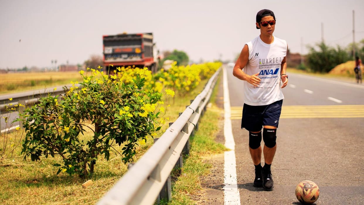 Japanese footballer Nozomu dribbled 2000 km from Kolkata to Kashi sports news of varanasi