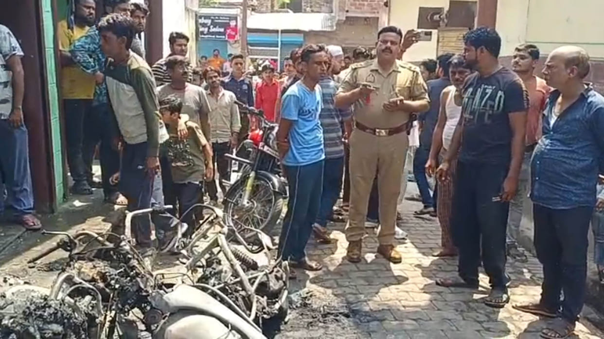 Kannauj: Two bikes and a scooty burnt to ashes due to fire in a cylinder