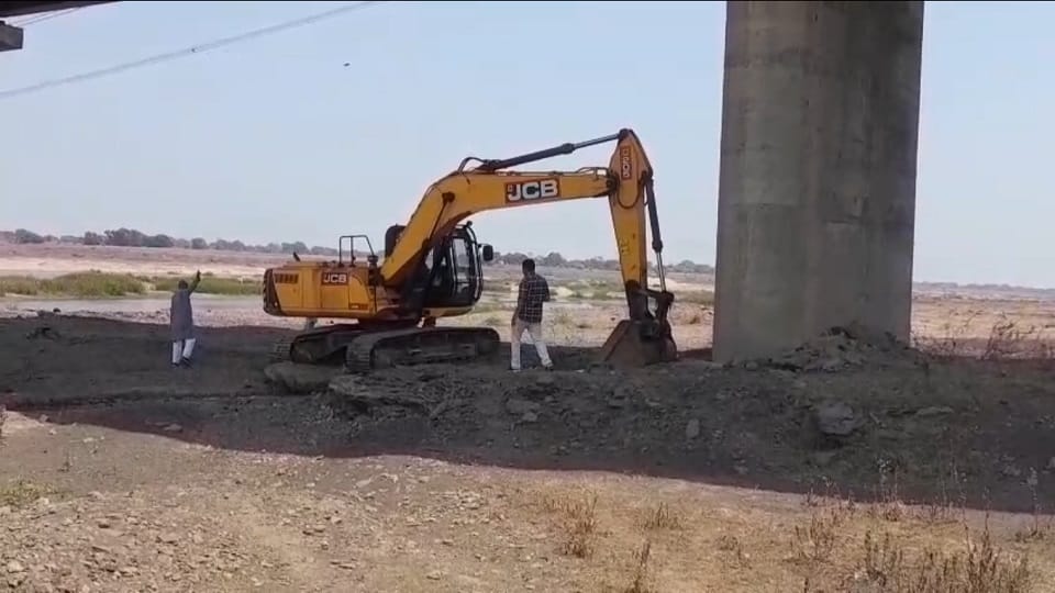 Sand mafia is rampant in Hasdeo and Mahanadi big action by mineral department causes panic in Janjgir-Champa