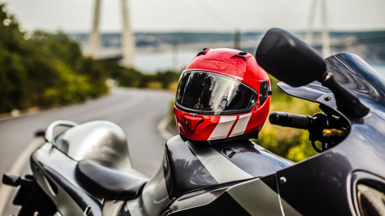 Helmet Rules:बाइक चलाने वाले सावधान! पहन रखा है हेलमेट तब भी कट सकता है  चालान, जानें क्यों - Traffic Rules Motor Vehicle Act You Can Still Be Fined  Even After Wearing A