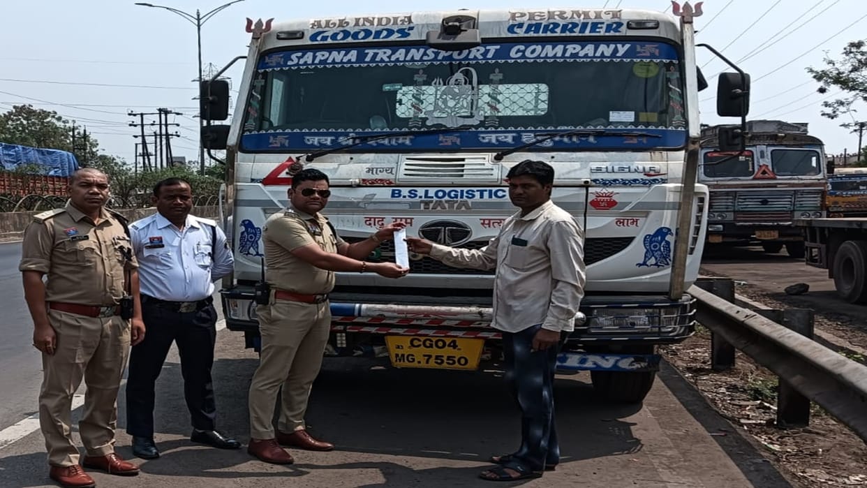 Raipur: Be careful if you park your vehicle in no-parking area! Traffic police issued challan for 72 vehicles
