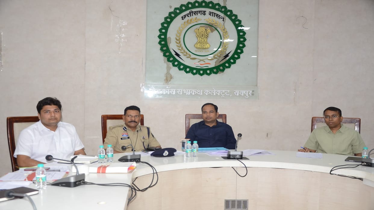 Raipur Collector held time limit meeting gave instructions to resolve applications received Sushasan Tihar
