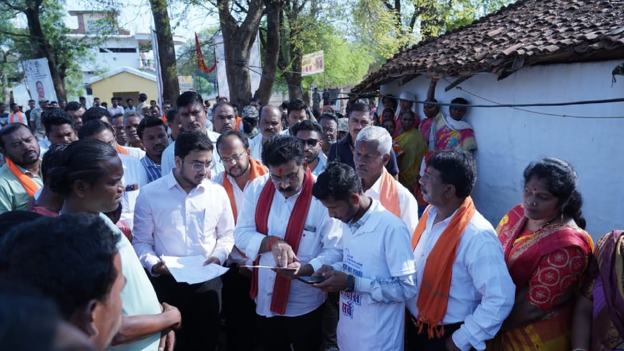 CG: Deputy CM Sharma reached Government Kachora village, surveyed the houses of the beneficiaries