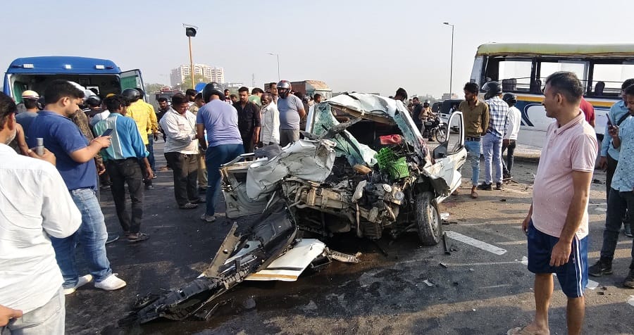 Kanpur accident Akankshas husband burst into tears after seeing blood on highway innocent said call mummy