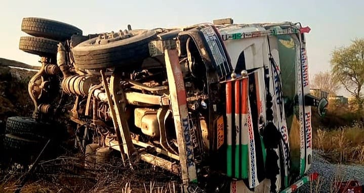 Fatehpur Accident Uncontrolled trucks collided on highway one driver died Police kept body in mortuary