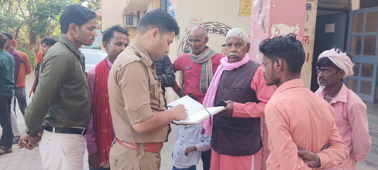 Auraiya Accident Unknown vehicle hit the bike young man died police engaged in investigation