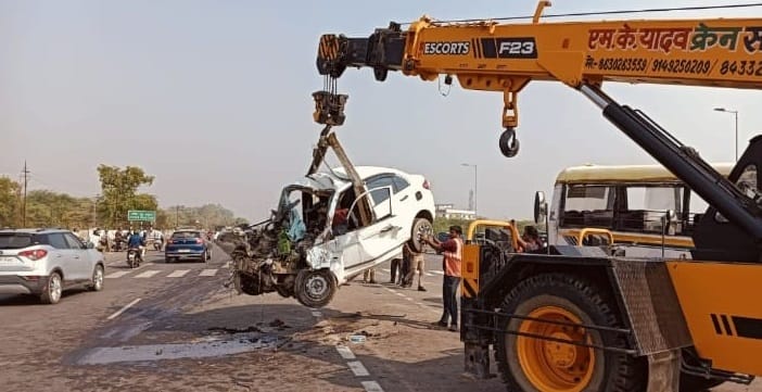 Kanpur accident Akankshas husband burst into tears after seeing blood on highway innocent said call mummy