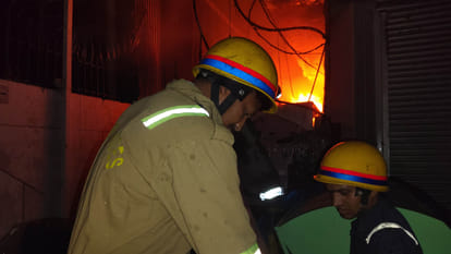 Kanpur: Fire broke out on the third floor of a lamination factory due to short circuit