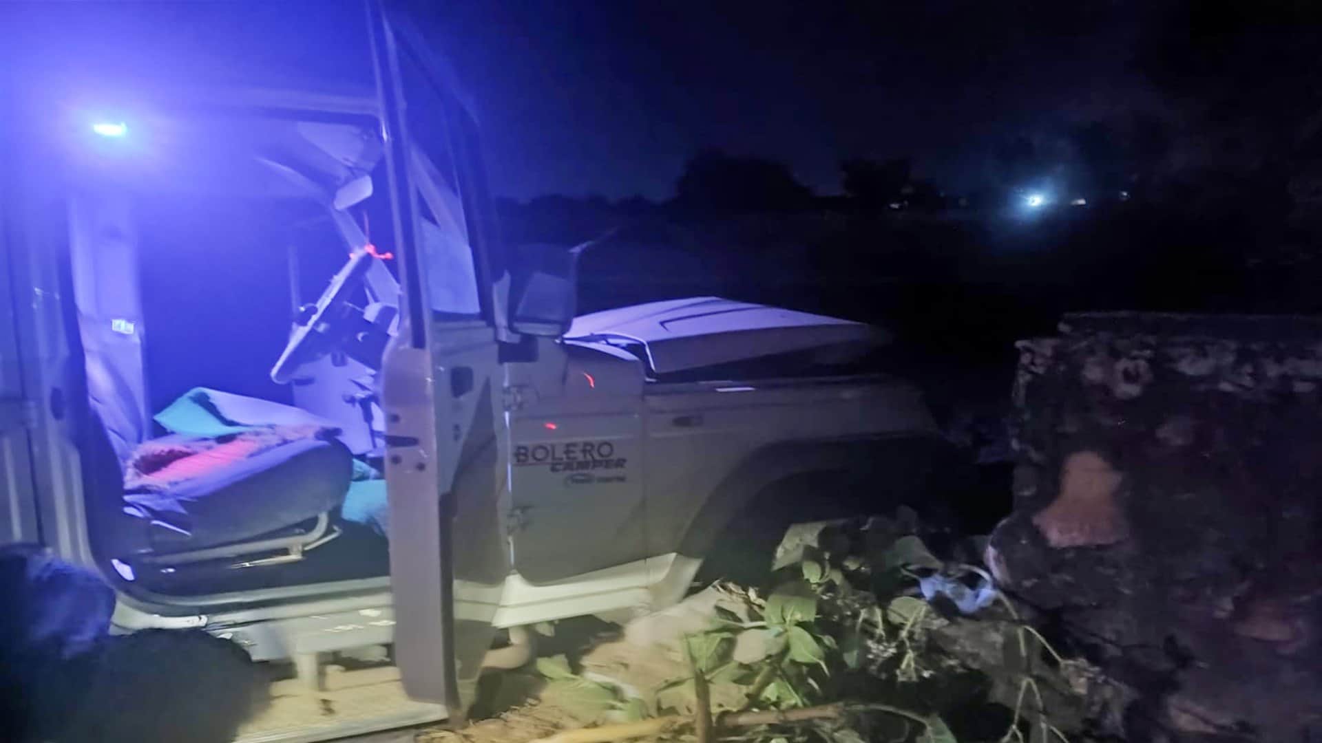 घटनास्थल पर दुर्घटनाग्रस्त बोलेरो कैंपर गाड़ी