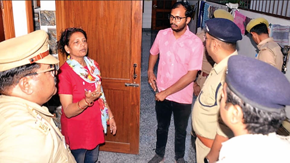 Meerut: Joint Development Commissioners wife confronted the miscreants who entered disguised as delivery boys