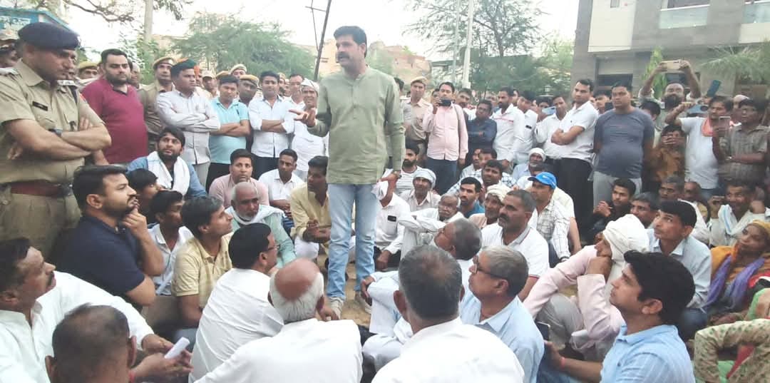 The general public locked the Kotputli District Collectorate