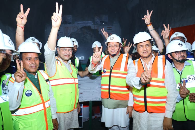 Rishikesh-Karnprayag Rail Line: भारत की सबसे लंबी रेल सुरंग हुई आर-पार, सीएम धामी और रेल मंत्री भी पहुंचे