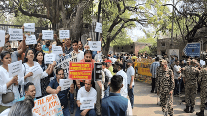 शिक्षा निदेशालय मुख्यालय के बाहर प्रदर्शन।