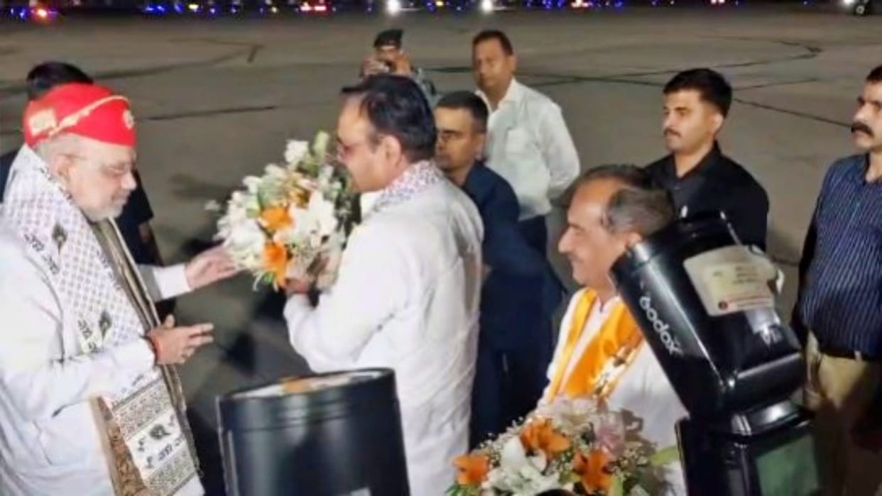 Udaipur News: Amit Shah reached Dabok Airport, CM Bhajanlal Sharma welcomed him by wearing a Mewari turban