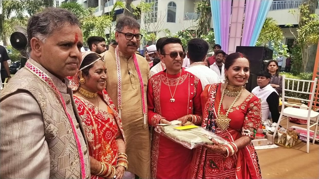 Udaipur News: BJP leader Satish Poonia performed ritual of Mayre, blessed bride and groom by singing a song