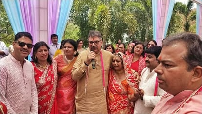 Udaipur News: BJP leader Satish Poonia performed ritual of Mayre, blessed bride and groom by singing a song