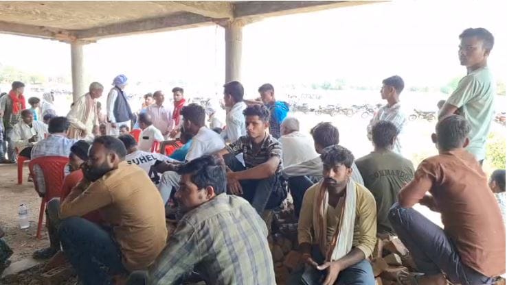 young man dead body found near house in sonbhadra many injury marks family members suspected murder