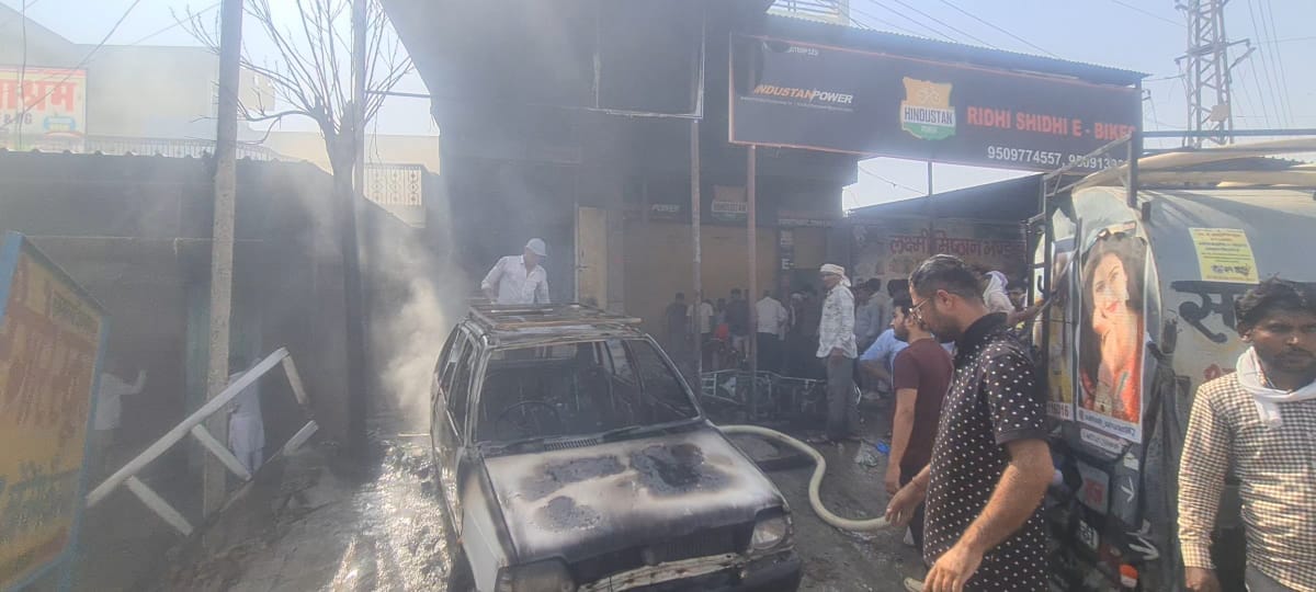 Fire broke out while filling gas in a car on Sahwa Road in Churu