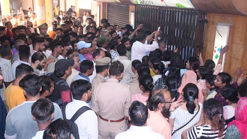 Devotees created ruckus due to non-registration for Amarnath Yatra, police had to be called