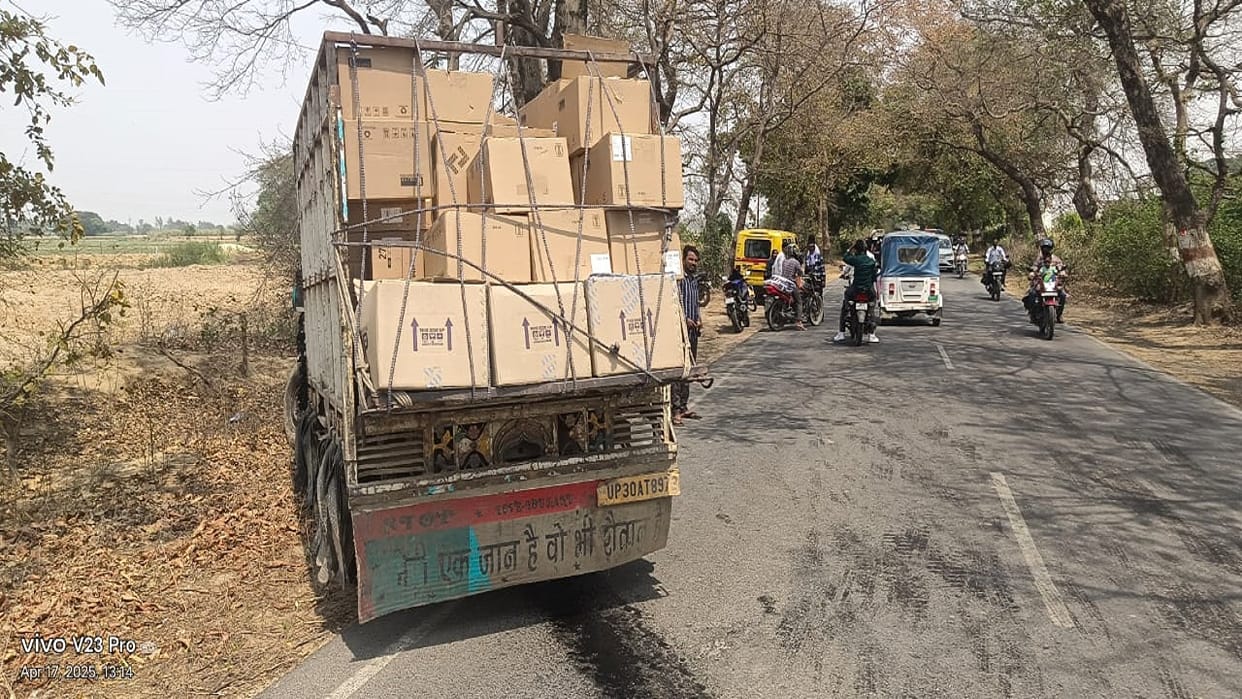 youth died and five people injured in road accident in budaun