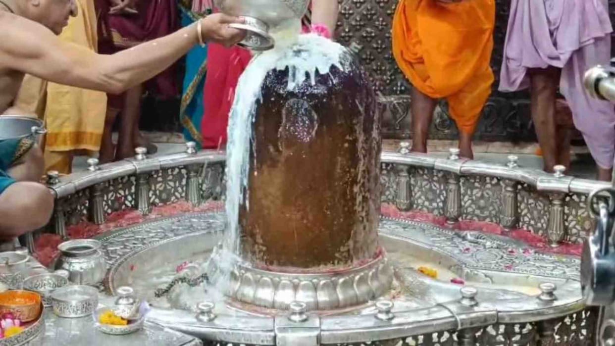 Ujjain Mahakal: Bhasma Aarti performed in Trinetradhari form in Mahakaleshwar temple.