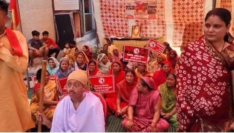 Bhopal: Unique protest to remove liquor shop in Semra, Bhopal, child dressed as Mahatma Gandhi protests