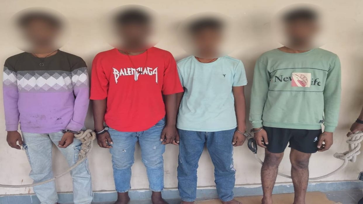 Bihar News Major action by Siwan police four accused arrested with illegal weapons and looted goods